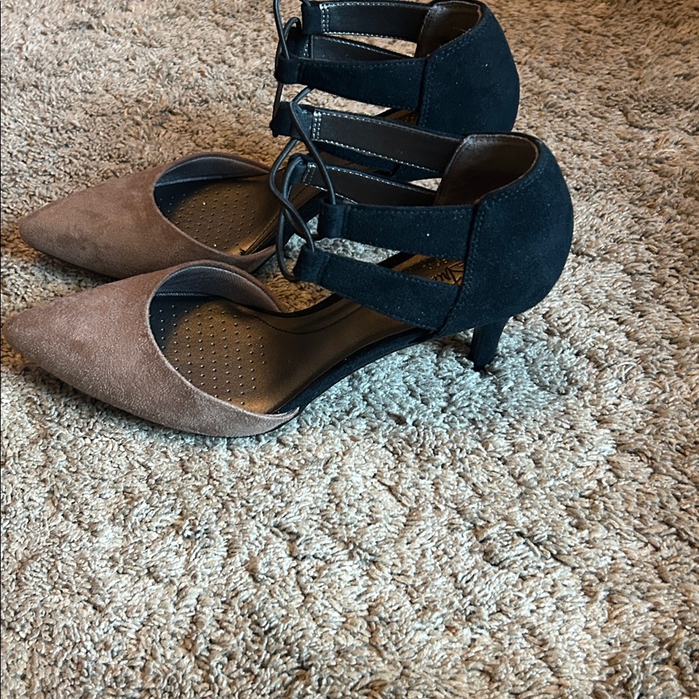 Life Stride Black and Tan Heels - Picture 4 of 4